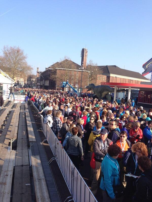 5.000 wandelaars staan klaar voor hun 25km wandeltocht. Wat een mooi gezicht! #Venloop2014 #KerstenMemoryWalk