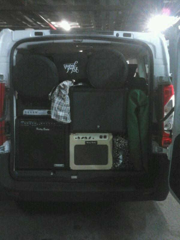 Chamanmadrid's tweet photo. Érase una banda y todos sus trastos metidos en una furgo de camino a Barcelona. Esta noche se lia! @blackjacketsbnd http://t.co/3YNYBoFc4g