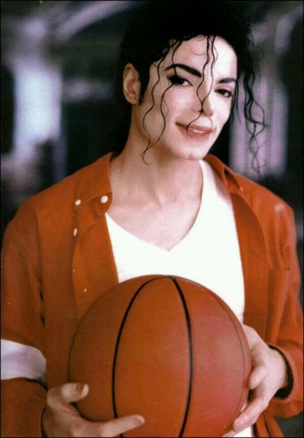 Thatsmebich's tweet photo. #michaelfact
The orange shirt Michael worn in "Jam" was a gift of a fan ஐ  http://t.co/ByzGqDPTg7