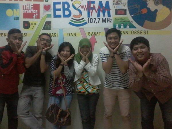 Yey! Ini <a href="/51st_Avenue/">51st Avenue official</a> setelah on air bareng <a href="/ayuramdh/">ayu ramdhani</a> di #Kendi. Lucu nih fotonya :D Thanks for coming! ;)