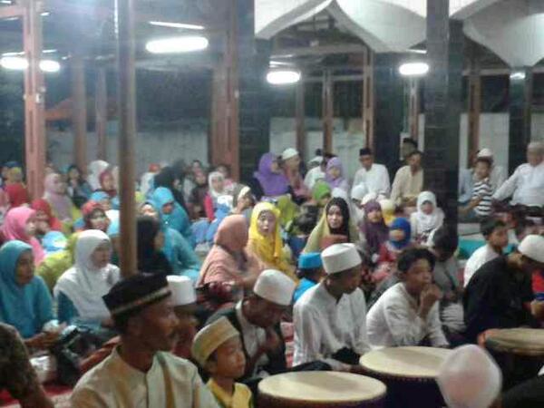 KARMILAH_7's tweet photo. Menghadiri Maulid Nabi besar Muhammad SAW #Mesjid Nurul Hasanah Pedongkelan #KARMILAH_7 @Golkar5 http://t.co/xDTYfXsoBE