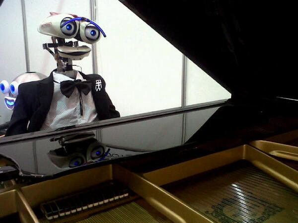 MakeTankItaly's tweet image. pianista very tech #robotmakers #fiera