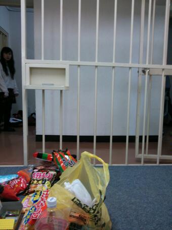 ぎょえーー( ; ゜Д゜)今日撮影したのに自撮り忘れた(;&acute;д｀)今日はカルマさんでお世話になりました♪ 牢屋〔待機室］の写真ならあったから載せる( &acute;&bull;̥&omega;&bull;̥` ) http://t.co/3PA