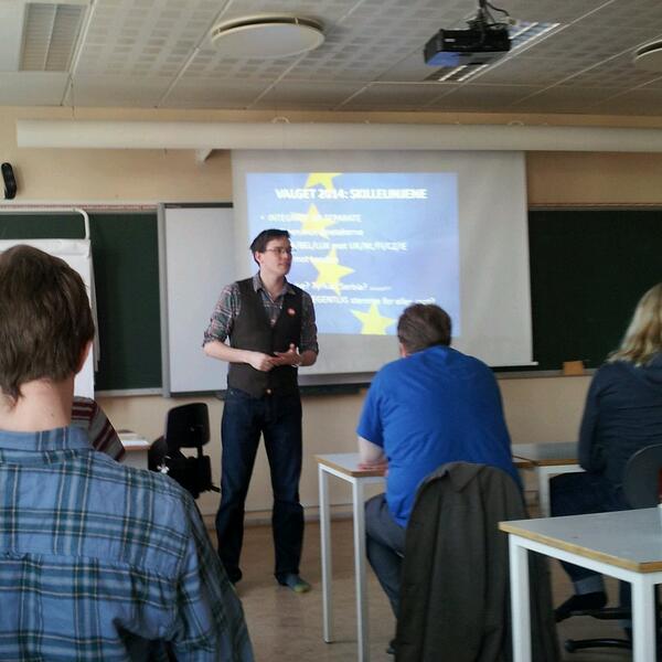 ingridsylte's tweet photo. Nestleder @PTOlerud holder innledning om EUvalget. #umeu #vårkonferanse http://t.co/EOYfMQyK1e