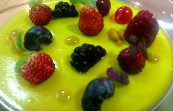 jorgebretonchef's tweet photo. Cuajada de leche de pistachos y frutas del bosque... #mmm @bculinary http://t.co/26IN0NurN4