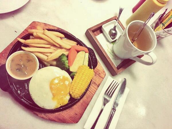 royprawira's tweet photo. Lets eat!!! http://t.co/BaTMLTkC9p