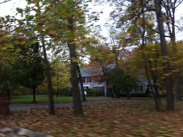 leoniekathy's tweet image. #RandomFactAboutMe 
That's the house I grew up an spent the most time in. My home.