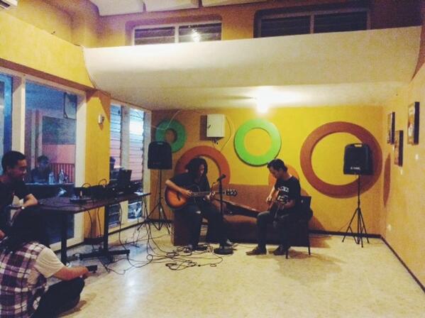 repostSUB's tweet photo. Kemeriahan malam ini diawali dengan penampilan @PatheticExp #pameranrepost http://t.co/onMO4GNwKT