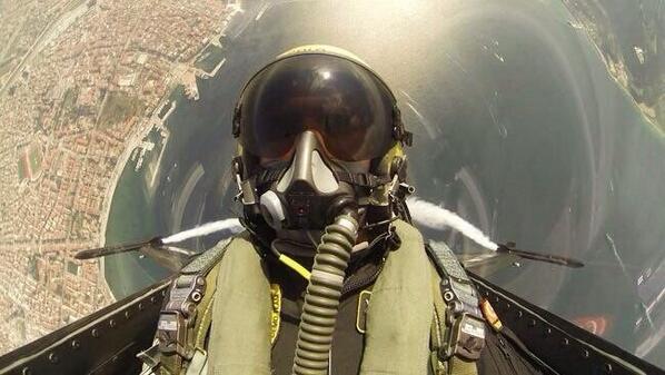 CockpitSelfie's tweet photo. Vertical climb!!! Turkish display pilot #CockpitSelfie #SmokeOn http://t.co/z6wxUFLZFt