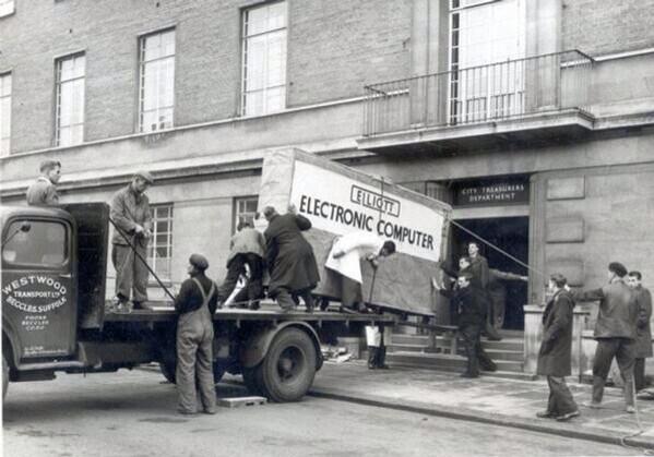 Entregando el primer ordenador del ayuntamiento de Norwich Inglaterra 1957 X
