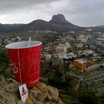 ​البرق يبرق والسماء كلهآآ غيوم
     والخير مقبل والرجاء في رعـدهآآ
 الان جو الطائف