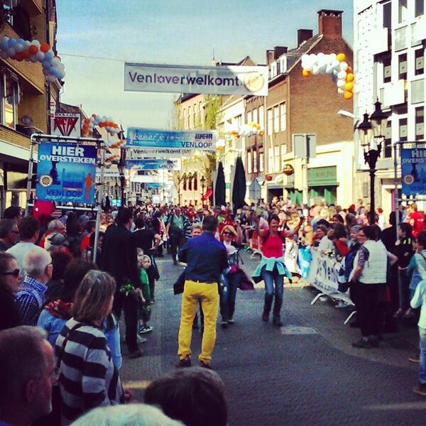 Sfeerproeven voor morgen en wandelaars binnenhalen. Wat een feest, nu al! #venloop2014