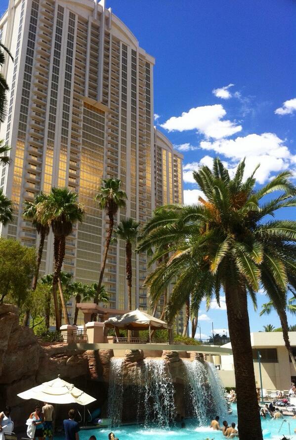 MGMGrand's tweet photo. #Vegas misses you. RT is you wish you were here. http://t.co/GRS8sh6FOy #beautiful Saturday #springbreak http://t.co/Se3ekgNtJt