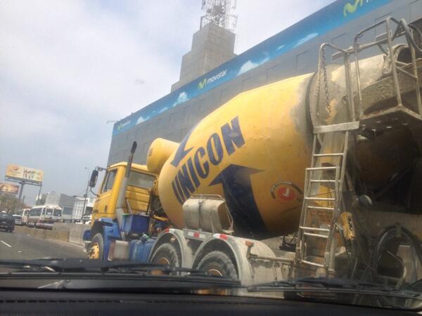 shebas's tweet photo. @noticiAmerica un camión concretero se paseó por toda la vía expresa de Javier Prado http://t.co/hFmEmzZDBd