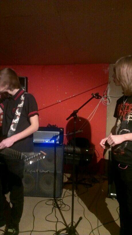 THSN_Metal's tweet photo. Rehearsals in the WORST STUDIO EVER. Back home to big unit for next practice http://t.co/sGw0cO9b51