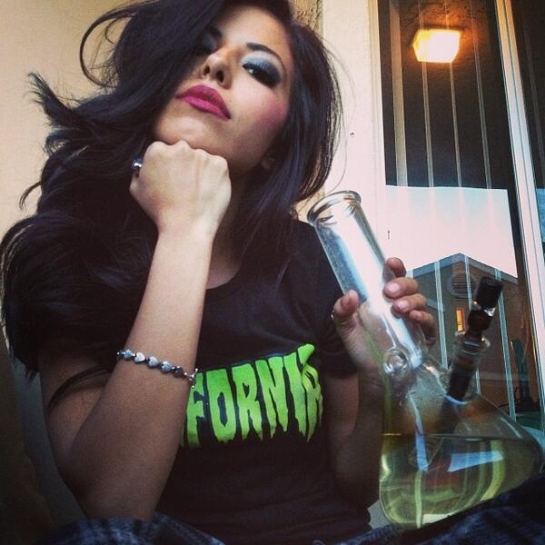 GanjaGirls's tweet image. RT @turaina &amp;amp; now I can relax 💋💨 #420 #lounging #pjPants #notmatching #wickedgirls #ganja #bong #high Loving this...