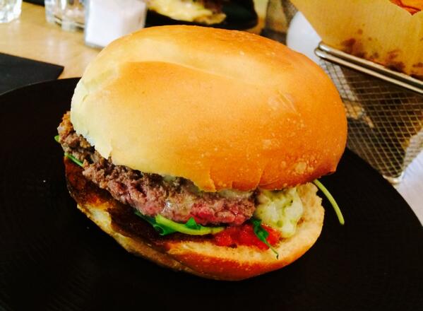 Un bon repas made in <a href="/edmondburger/">Edmond</a>, y'a que ça de vrai ! #touchepasamonpornfood