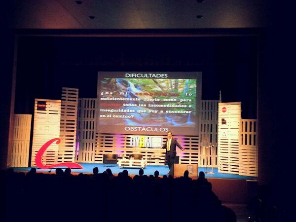 RosanaCalvoSCQ's tweet photo. A veces el trabajo es un placer. Como cuando lo que tienes que hacer es escuchar al gran @MarioAlonsoPuig #OYM2014 http://t.co/VABUg6iVLY
