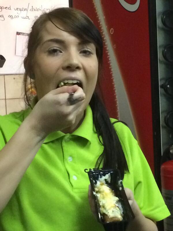 CTuffel's tweet image. Zelfs bij personeel is de gratis frikandel in trek !