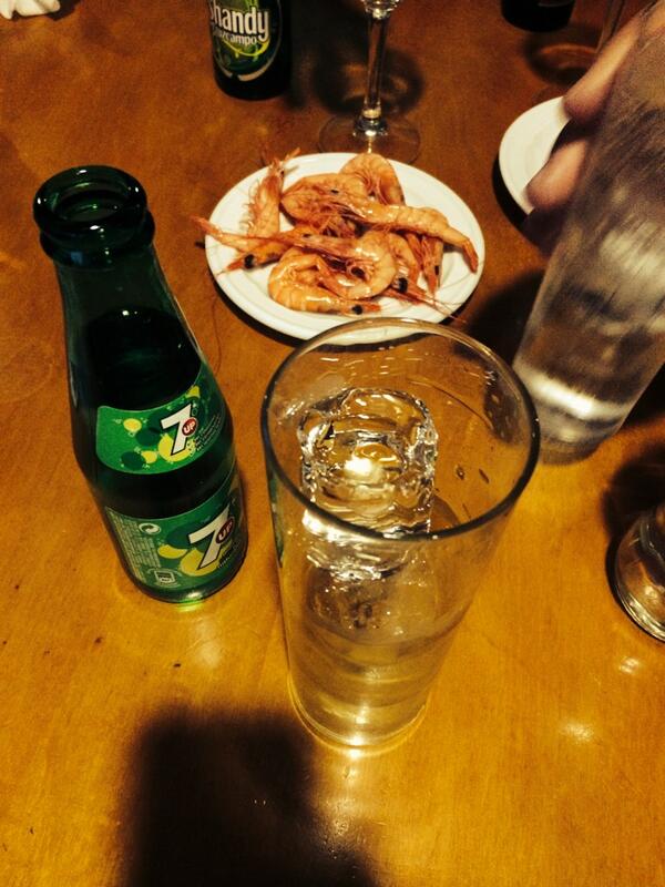 Acuatro4's tweet photo. Pedirte un jb&amp;7up y que te ponga un plato de gambas a ls 7;30 no tiene precio en @ConchaSR4 @migueseto @Meryflowwww http://t.co/wXaFo61UJd