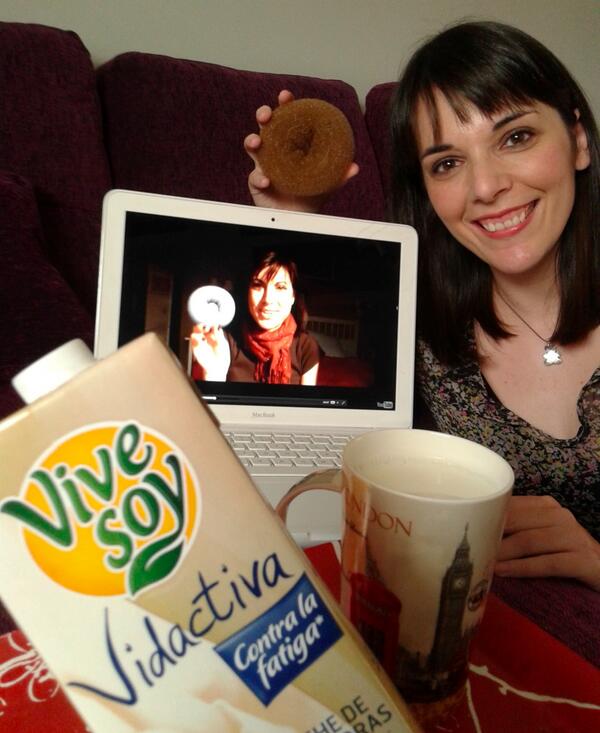 eusaez84's tweet photo. @PascualVivesoy #disfrutaVivesoy Viendo @isasaweis no me aclaro si merendarme el donut o hacerme un moño ;-) http://t.co/YstaUxl4l7