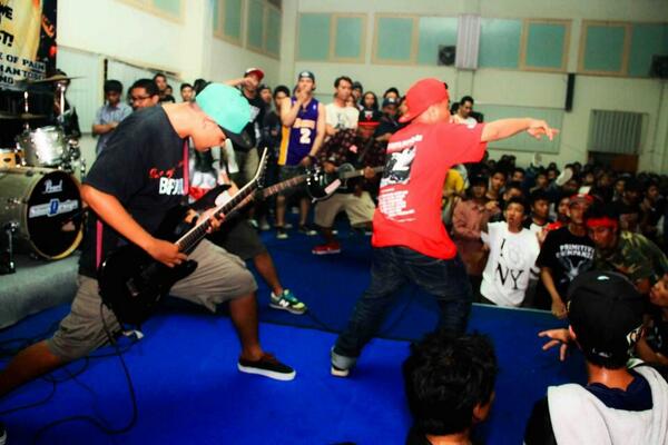 Selamat pagi kawan!! Ini pict kita waktu maen di SBHC #7 taun 2011 di GSG Unair #oldskoolbrok