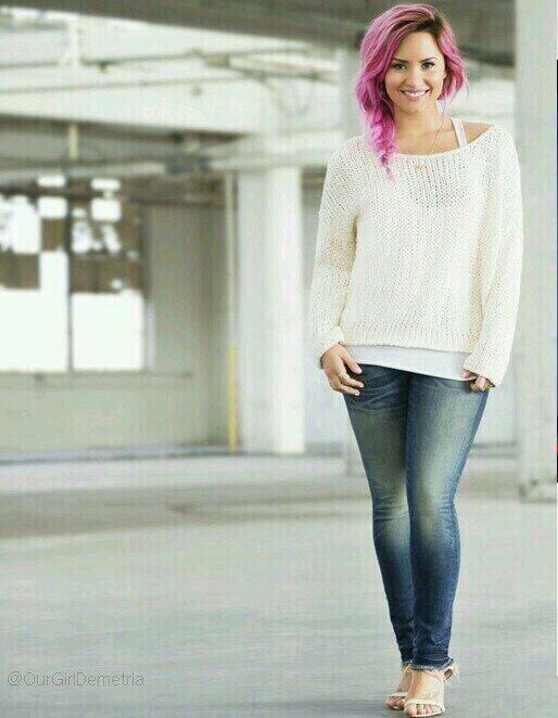 fooledbydestiny's tweet photo. I wish Demi dressed like this more often bc fucking perfect @ddlovato http://t.co/gJjFUM8xNj