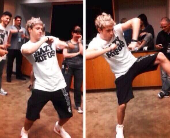 jikooklov3r's tweet image. "WWAT starting soon" 
"5/5 together"
"new hq pictures" 
"new music" 

#Vote1D #KCA