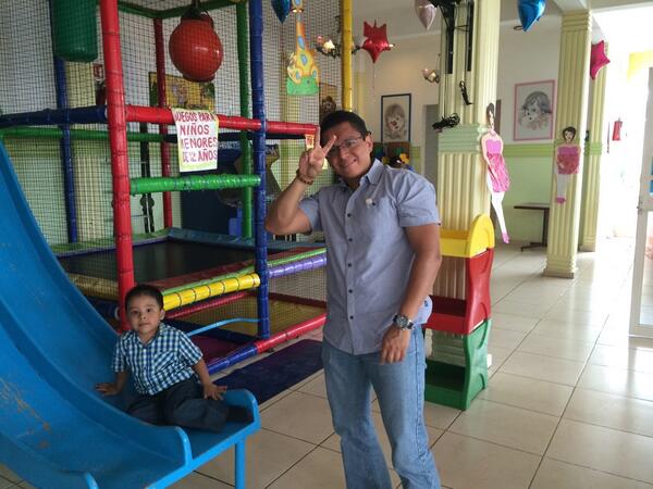 veritab's tweet photo. Practicando con el sobrino #Posaentrenar #PadreNovato @1609Chief http://t.co/8L1ou9y5DR