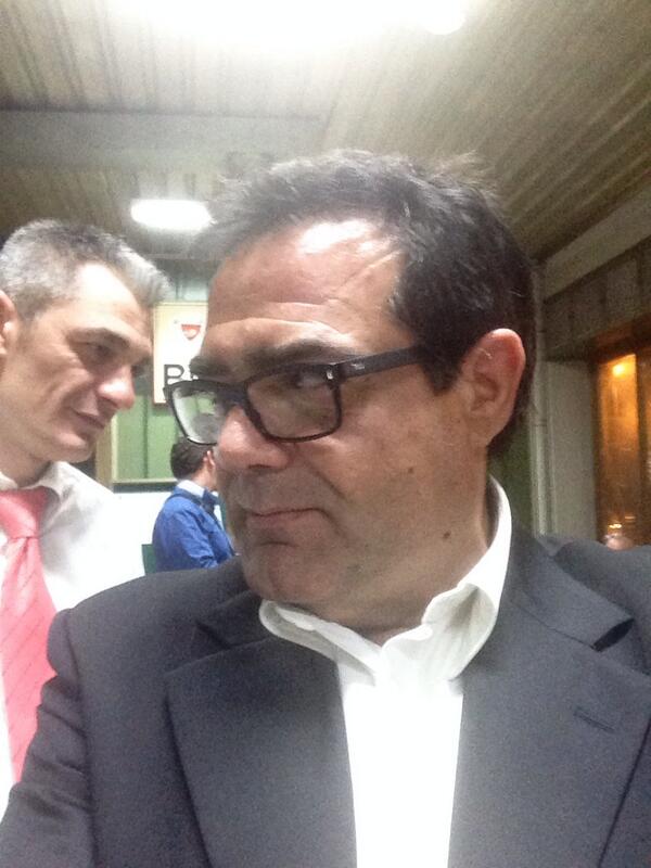 FabrizioSi's tweet photo. un uomo @ModenaTwit seguito da... Un altro uomo @ModenaTwit laghirlandeina http://t.co/swifRT1BFd