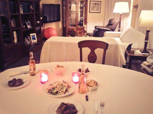Maconmu's tweet photo. Ha hecho falta una cena para que @asdruval se decida a dejar el cepillo d dientes en casa despues de 3 años! http://t.co/uyQqOejsel