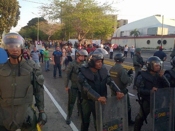 PalmarMaria's tweet photo. La GNB quedo atrapada entre los que vamos en la marcha pacifica y la gente de Palaima #Maracaibo #29M http://t.co/7dD9VEzFVR
