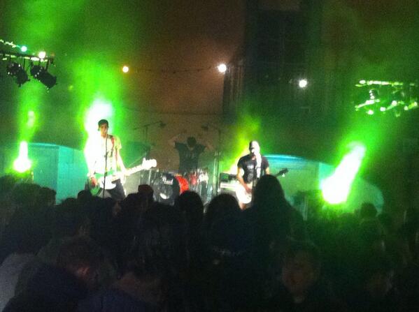 hamitzic's tweet photo. Flying frogs on stage #Pescabirres #torello #Osona http://t.co/IruldZYL6g