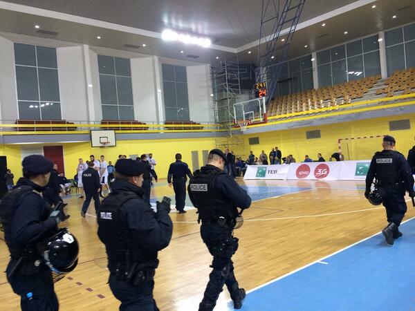 mimozakusari's tweet photo. Salla e zbraztë, njesia speciale në parket në vend të lojtarëve. Dëshprim rezultati i imponuar. Mundemi më mirë. http://t.co/TEXKt4JUkU