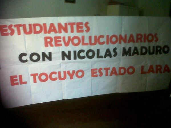 IDEALgisela's tweet photo. @twiteoElTocuyo @PedroCarreno_e nuestros jovenes apoyando a nuestro Presidente Nicolas Maduro!@TareckPSUV http://t.co/HiXXMRgL49