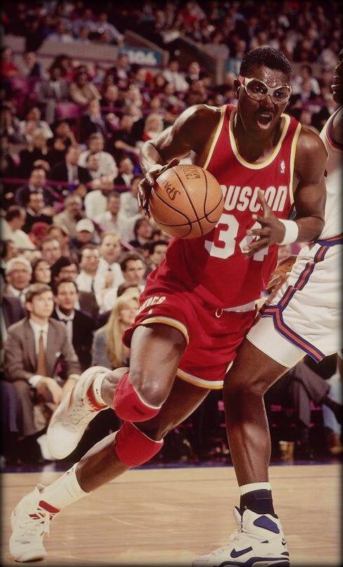 Hakeem's goggles taught him how to play team basketball! #foryoupage #, hakeem  olajuwon highlights