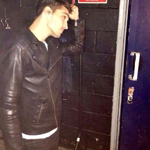 TheWantedTeam's tweet photo. TYPICAL TOM DOING HIS HAIR #VoteTheWantedUK #KCA http://t.co/F0cJ5R8cZh