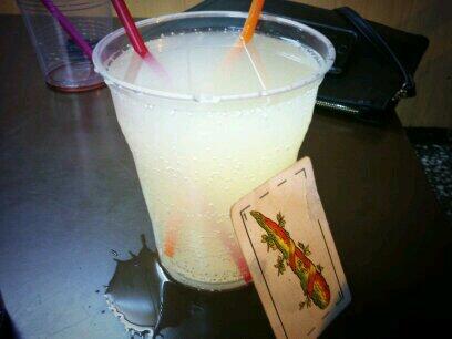 laauri04's tweet photo. Cachi de vodka limón 3'50 en la marii! #asisi ;) @albaamG3 http://t.co/Dt6vqFtcvM