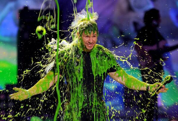 Green looks good on you, @mark_wahlberg. @NickelodeonTV #KCAs2014. tw.itunes.com/6011gNK1