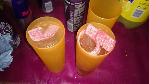 jenni96_'s tweet photo. Se que a la señorita @albasp22 le ha encantado mi gran idea #cubata #con #chucheria jajajajajaja ✌ 🍸 http://t.co/FcqxDHRLWb