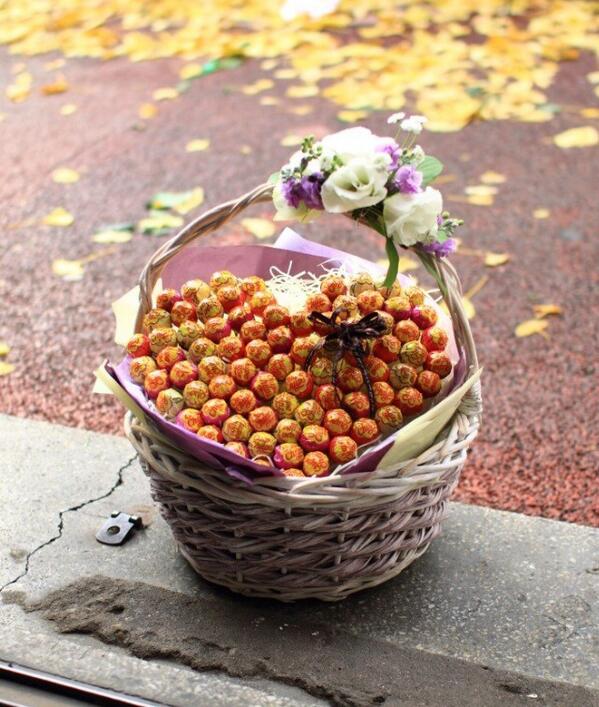 친구는 술보였습니다
술을 너무나 많이 마셧습니다
만나는 여자들마다 모두 그의 연인이 되었습니다
하지만 그마음은 백중 다섯 백중  열밖에 안되는 덧없는 .. dw.am/L1igtN