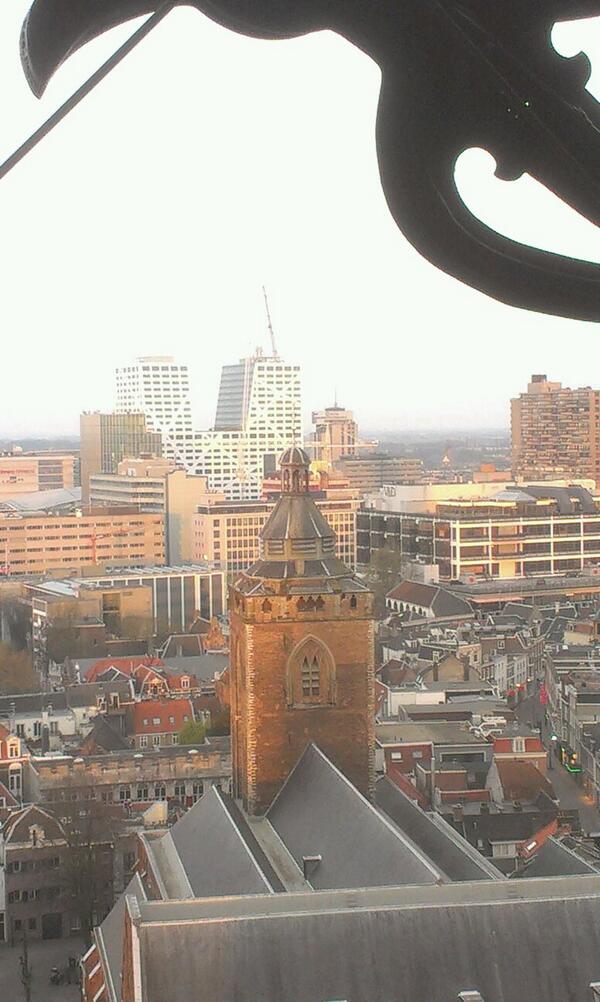 Bouwkraan wordt van het dak van het nieuwe stadskantoor verwijderd door een andere 140 m hoge kraan#torensutrecht