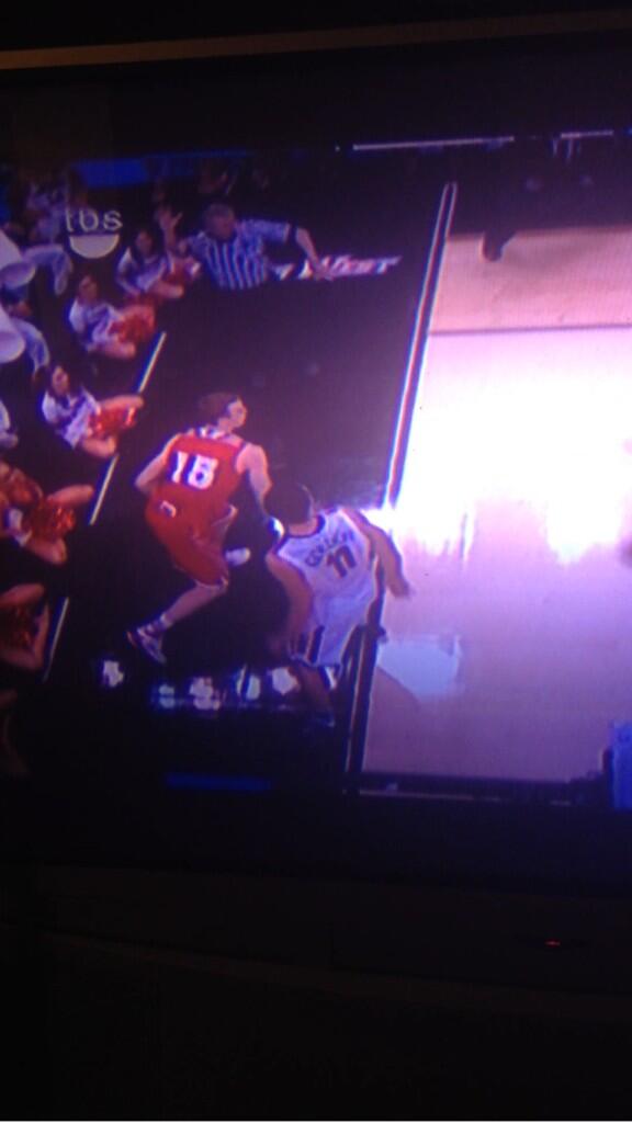 JackrabbitsAI's tweet image. Haha how does the ref miss this? Way out of bounds. Shoulda been over before the replay! #SolidDefense