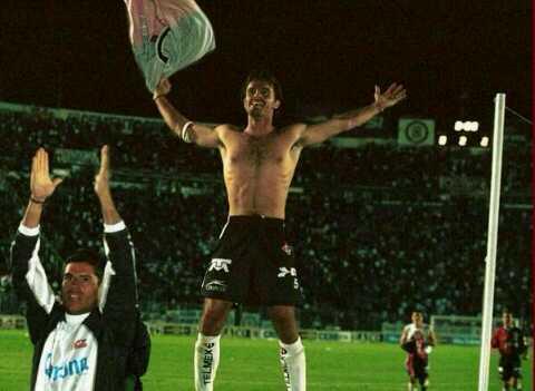 pablohlavallen's tweet photo. Así de está forma me hubiera gustado abrazar a cada Rojinegro en el mismisimo estadio azul después del 3-1 de hoy !!! http://t.co/mMliffA95L