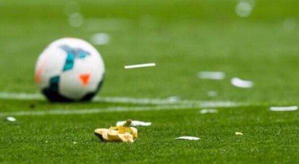 Barcelona_IND's tweet photo. Jadi korban rasis, Neymar dan Alves dilempari kulit pisang http://t.co/cSXdZEeWsy