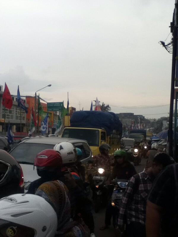 PuncakInfo's tweet photo. Macet total, cipanas puncak arah bogor @infocianjur http://t.co/azCsKUgm5f