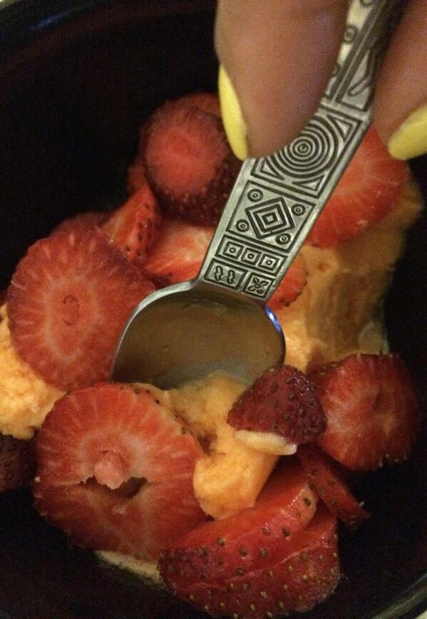 msfnwrite's tweet image. Snacking and Smacking #orangesherbert #strawberries #delicious