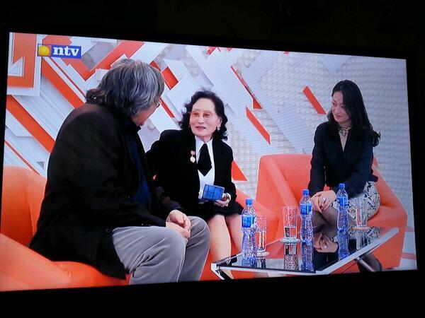 Соёлын Гавъяат Зүтгэлтэн, сэтгүүлч Д.Амбасэлмаа гэж үнэхээр схан ярьдаг хүн бна та нар үз-рэй ялангуяа эмэгтэйч-д