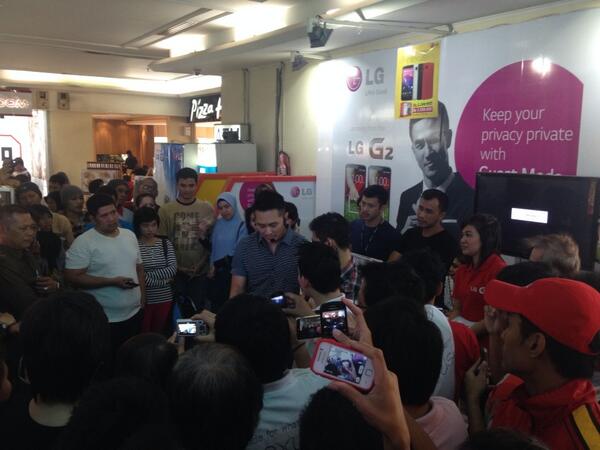 DMiracle_JKT's tweet image. Today i'm pak Dem performing street magic in LG stand in ITC Roxy Mas @lgmobileid @equatoreventid http://t.co/1Qo1IcNZhN”