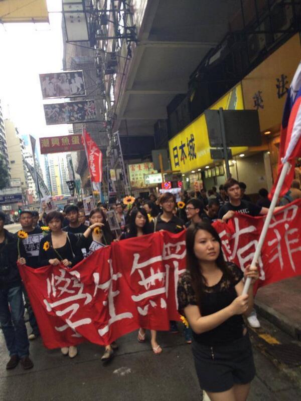 4amtw's tweet photo. 800+ people are marching from Causeway Bay to Central, in support of the demonstration in Taipei.
#CongressOccupied http://t.co/dqRIoPCOHS